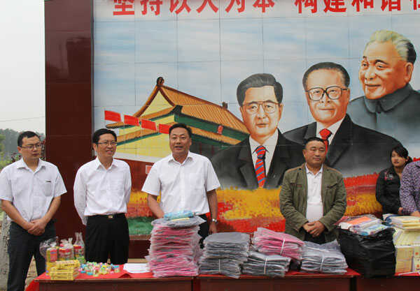 欢庆六一 山东中煤工矿集团献爱心送温暖